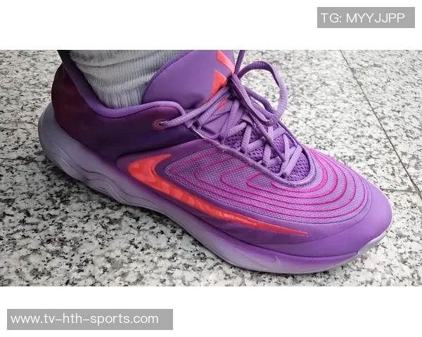 布克首次亮相新款签名鞋布克2代球鞋在比赛中引发关注